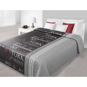 Přehoz na postel tmavě šedé barvy s názvy ulic New Yorku