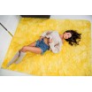 Plyšový koberec žluté barvy