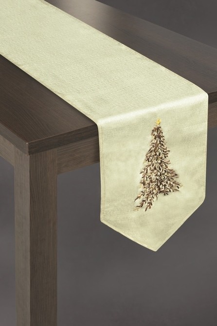 Krémové vánoční prostírání na stůl s vánočním stromečkem