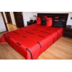 Přehoz na postel sytě červené barvy s černými pruhy