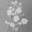 Vánoční šál na stůl v šedé barvě s kyticí květin