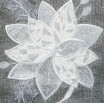 Tmavě šedý běhoun na stůl s originální bílou výšivkou květu