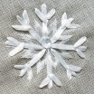 Stříbrný šál na stůl široký 33cm na Vánoce s bílými sněhovými vločkami