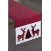 Vánoční běhoun na stůl v červené barvě s motivem stromečku a sobů