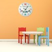 Bílé hodiny na stěnu do dětského pokoje s barevným ciferníkem a autíčky