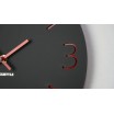 Moderní hodiny na stěnu s černé barvy červeným ciferníkem