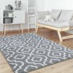 Šedý koberec do obýváku v skandinávském stylu