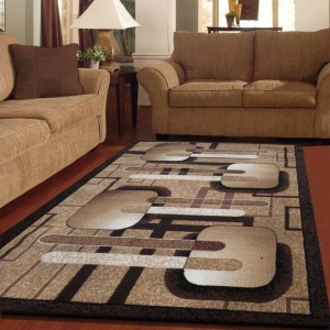 Kusový koberec hnědé barvy s geometrickými tvary