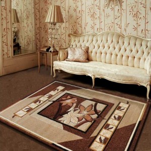 Kusový koberec hnědé barvy s květem