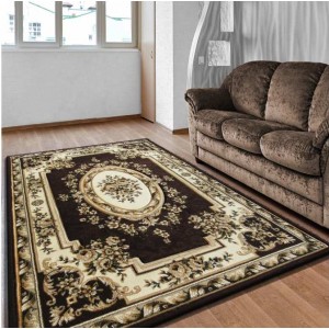 Hnědý květovaný koberec ve vintage stylu