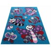 Kusový koberec tyrkysové barvy s obrázky motýlů