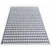 Kusový koberec v moderním designu šedé barvy