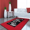 Kusový koberec s červeným lemem