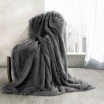 Hebká chlupatá deka tmavě šedé barvy