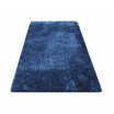 Modrý chlupatý koberec