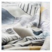 Luxusní deka v bílé barvě s motivem geometrických tvarů