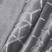 Ocelově šedá teplá deka s módním stříbrným geometrickým tvarem
