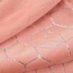 Trendy korálově růžová hřejivá deka se stříbrným geometrickým vzorem
