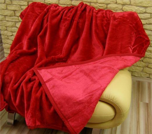 Měkké a teplé deky červené barvy