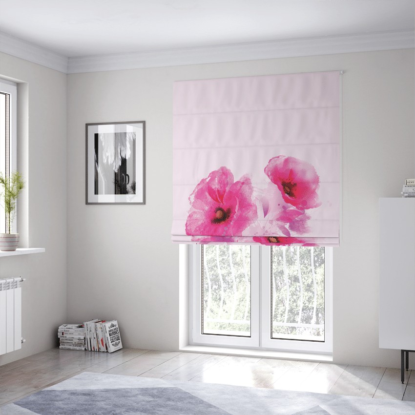 Krásná světle růžová roleta na okna šitá na míru s květinami vlčí mák