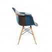 Modrá čalouněná židle v skandinávském stylu