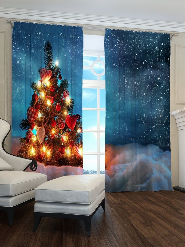 Závěs s motivem vánočního stromku v zasněžené krajině