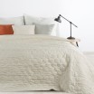Jednobarevný prošívaný přehoz na postel krémové barvy