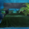 Elegantní smaragdově zelený sametový přehoz na postel