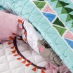 Pestrobarevný přehoz na postel s dětským motivem