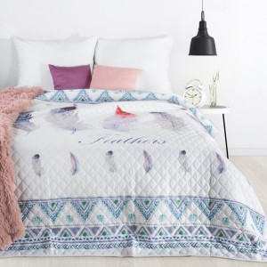 Bílý přehoz na postel s potiskem barevných pírek