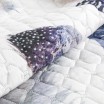 Bílý přehoz na postel s potiskem barevných pírek