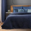Krásný tmavě modrý přehoz na postel s módním prošitím