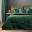Jednobarevný zelený přehoz na postel s dekorativním prošíváním
