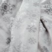 Vánoční šedá deka s potiskem stříbrným sněhových vloček