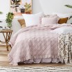 Růžová prošívaná přikrývka na manželskou postel
