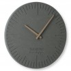 Moderní hodiny ze dřeva ve světle šedé barvě