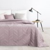 Růžový přehoz na postel s cik-cak vzorem