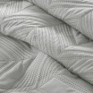 Stylový přehoz na postel ve světle šedé barvě