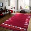 Stylový koberec v červené barvě s motivem geometrických tvarů