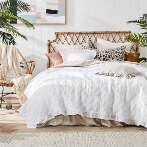 Elegantní prošívaný přehoz na postel bílé barvy