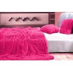 Chlupatá přikrývka a deka růžové barvy na postel