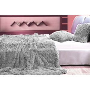 Deky jako chlupaté přehozy šedé barvy na postel 200 x 220 cm
