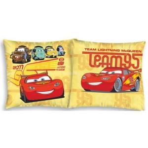 Žlutý povlak na polštář s postavičkami z pohádky The Cars
