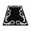 Černý koberec s bílým ornamentem