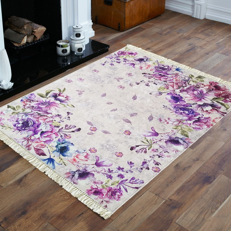 Květinový koberec v odstínech fialové barvy