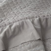 Světle šedý prošívaný přehoz na postel