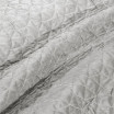 Stříbrný přehoz na postel prošívaného stříbrnou nití