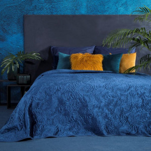 Originální tmavě modrý přehoz na postel s potiskem