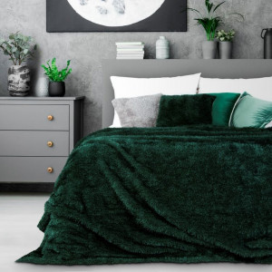 Moderní chlupatý přehoz na postel v tmavě zelené barvě