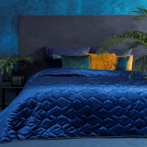 Lesklý modrý přehoz na postel